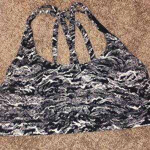 patterned black and white lulu sports bra size 6